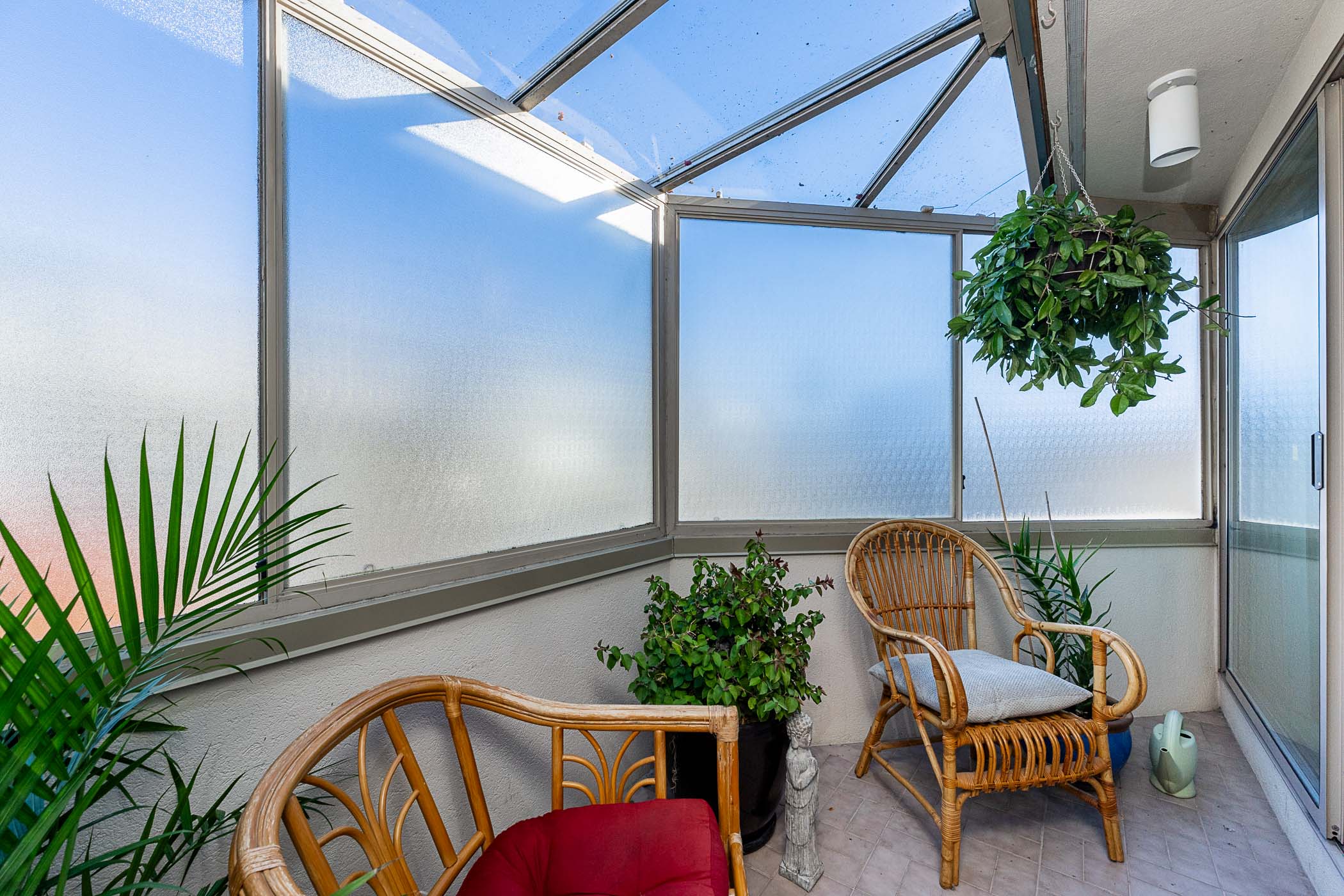 #201 - 2433 Bellevue Avenue